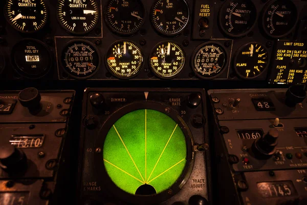 Uçak Göstergeleri Düğmeleri Düğmeleri Olan Yeşil Parlayan Radar — Stok fotoğraf