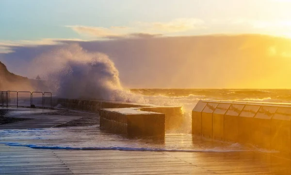 Wellen Die Bei Sonnenuntergang Mit Wucht Auf Mornington Pier Und — Stockfoto