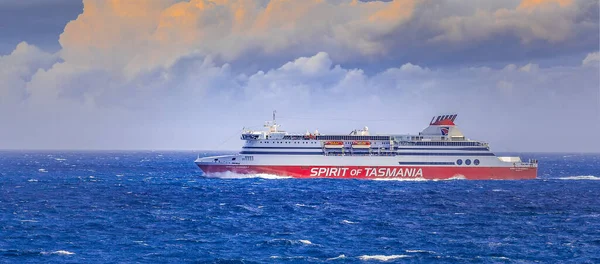 Bass Boğazı, Avustralya - 1 Ekim 2016: Tazmanya seyahat feribotunun ruhu Bass Boğazı 'nı geçiyor