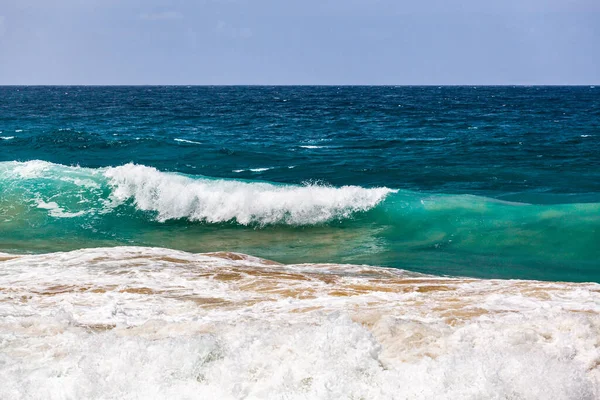 波の音と青空 — ストック写真