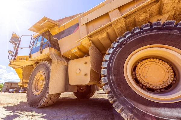 Primer Plano Enorme Camión Volquete Industrial Día Soleado Brillante —  Fotos de Stock