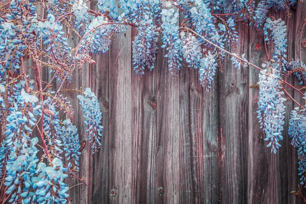 Mooie Blauwe Bloemen Rondom Houten Kopieerruimte — Stockfoto