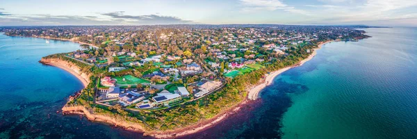 Besar Panorama Udara Pantai Dengan Villa Mewah Dan Daerah Pinggiran — Stok Foto