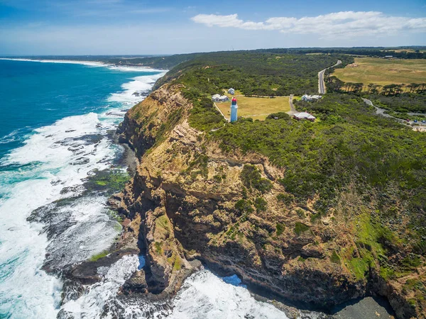 Pemandangan Udara Cape Schanck Lighthose Dan Gelombang Yang Menghancurkan Garis — Stok Foto