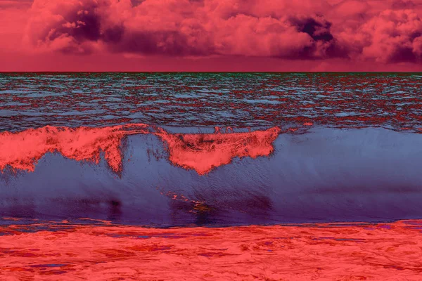 Gelombang Laut Yang Luar Biasa Bawah Awan Merah Yang Suram — Stok Foto