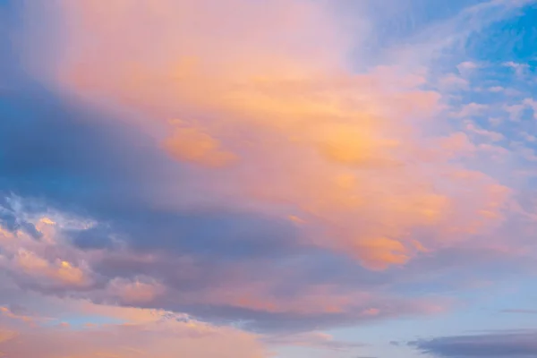 Céu Azul Com Nuvens Brilhando Tons Alaranjados Pôr Sol — Fotografia de Stock