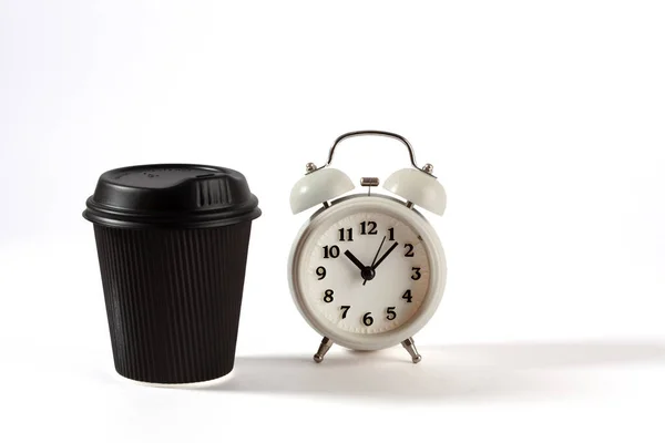 Svart Återvunnen Kaffekopp Och Vintage Väckarklocka Isolerad Vitt Med Kopieringsutrymme — Stockfoto