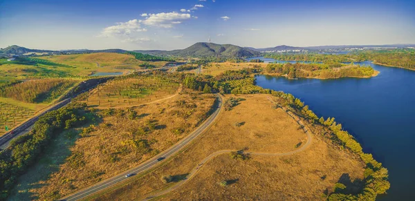 澳大利亚堪培拉附近的Molonglo河和风景秀丽的乡村的空中景观 — 图库照片
