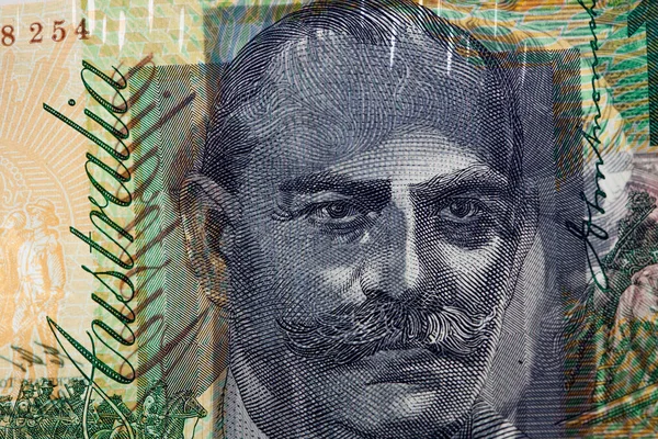 100 dolarlık banknotta parlayan ışık banknotun her iki tarafında da portre izleri gösteriyor. Aşırı derecede yakın çekim