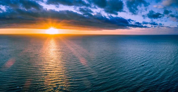 Barco Solitário Oceano Pôr Sol Amplo Panorama Aéreo — Fotografia de Stock