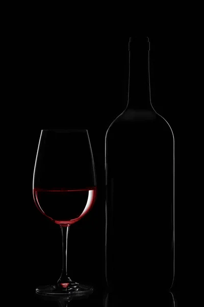 Μπουκάλι Κόκκινο Κρασί Και Ποτήρι Κρασί Μαύρο Φόντο — Φωτογραφία Αρχείου