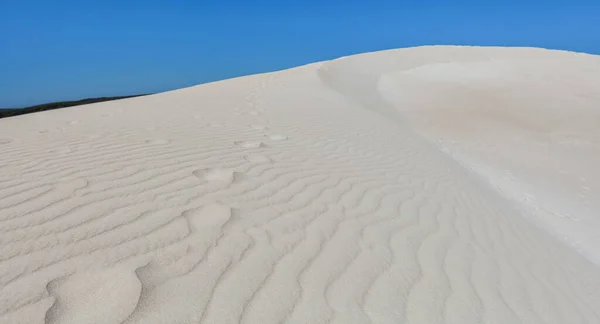 Grande Duna Areia Branca Com Pegadas — Fotografia de Stock