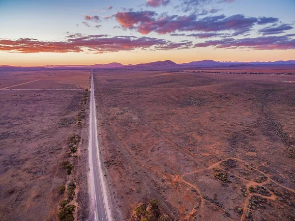 Estrada Rural Reta Desaparecendo Distância Entardecer Flinders Ranges Austrália Sul — Fotografia de Stock