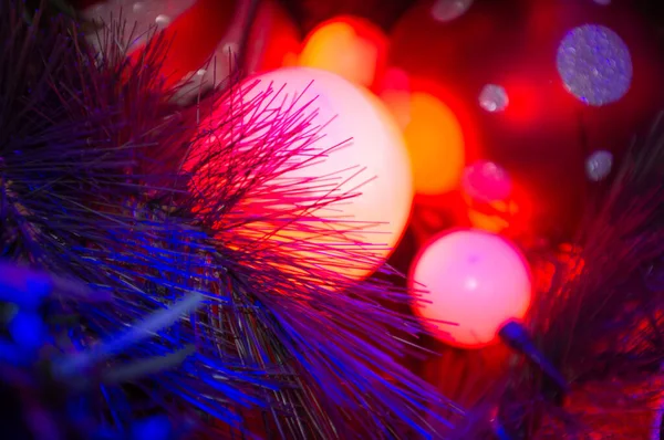 Closeup ของแสงข นคร มาสส แดง Baubles บนพ นหล บสนส องแสง — ภาพถ่ายสต็อก