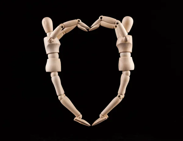 Duas Estatuetas Madeira Formando Forma Coração Amor Conceito Relacionamento — Fotografia de Stock