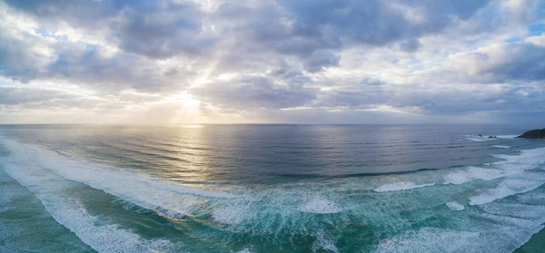 Okyanus Dalgaları Üzerinde Manzaralı Gün Batımı Güzel Manzara — Stok fotoğraf