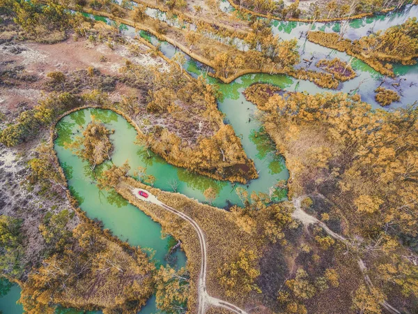 Widok Powietrza Czerwony Samochód Skraju Pięknej Krętej Rzeki Murray Riverland — Zdjęcie stockowe