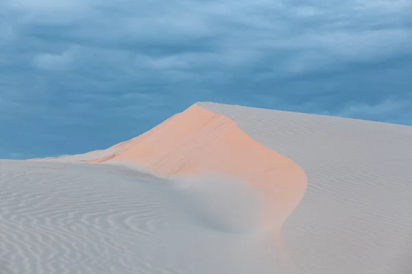 Bellissima Duna Sabbia Bianca Sotto Cieli Nuvolosi Tramonto Anna Bay — Foto Stock