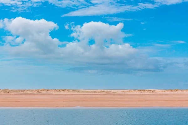 Paysage Minimaliste Étendue Sable Entre Eau Ciel — Photo