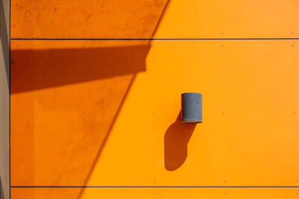 Внешняя Промышленная Настенная Цилиндрическая Лампа Современной Оранжевой Стене Сильными Тенями — стоковое фото