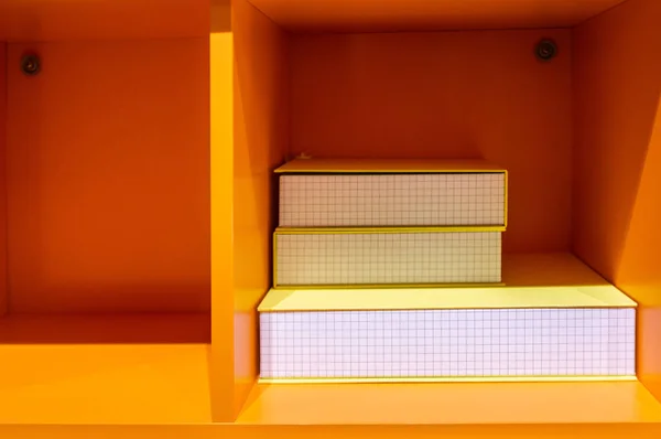 Orangefarbene Quadratische Holzregale Mit Buchförmigen Behältern — Stockfoto