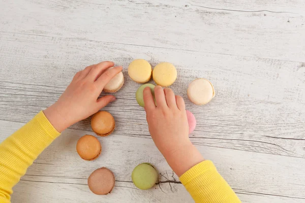 Girl Hands Arranging Macarons White Rustic Wooden Table — Stock Photo, Image