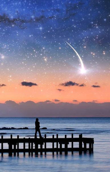 幻想风景电子书封面模板 一个在码头上行走的女人在天空中欣赏星星的轮廓 这张照片的内容是由Nasa提供的 — 图库照片