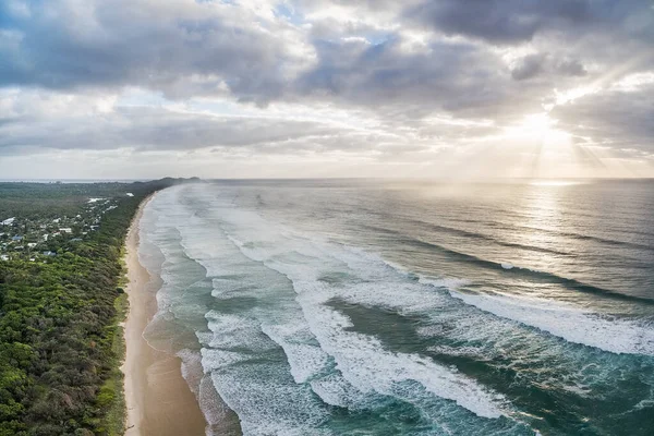 Zonsondergang Boven Oceaan Buurt Van Kustlijn Luchtfoto — Stockfoto