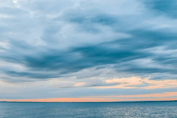 Seascape Langit Mendung Atas Perairan Tenang Saat Matahari Terbenam — Stok Foto