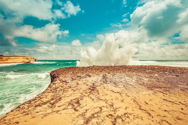 Büyük Okyanus Dalgaları Bir Kayanın Üzerinde Patlar Büyük Okyanus Yolu — Stok fotoğraf