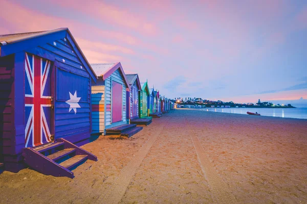 오스트레일리아 멜버른 일출시에 보트와 아름다운 브라이튼 목욕탕 — 스톡 사진