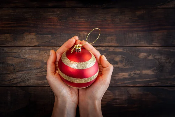 Mani Femminili Culla Bella Bagattella Natale Contro Sfondo Legno Con — Foto Stock