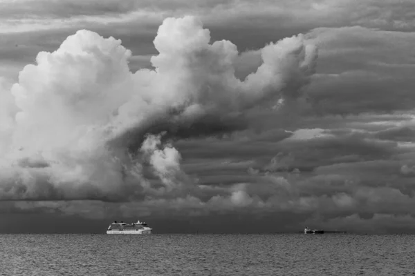 Kreuzfahrtschiff Fährt Unter Stürmischen Wolken Über Die Mornington Halbinsel Australien — Stockfoto