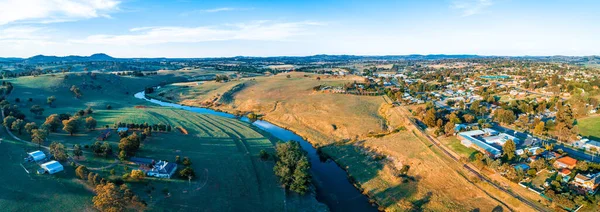 Indah Panorama Udara Kota Yass Dan Sungai Dikelilingi Oleh Padang — Stok Foto