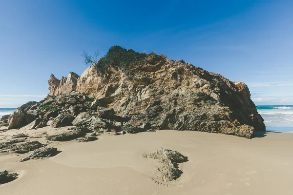 การก วของห ดกร อนบนหาดทรายในมหาสม ทรตอนเท ยงส งหล อเงายาวท าเนา — ภาพถ่ายสต็อก