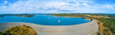 Cardinia Reservoir Gölü ve Baraj Duvarı 'nın havadan manzarası