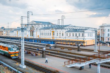 Gomel, Belarus - 27 Haziran 2019: Merkezi tren istasyonu binaları ve platformları