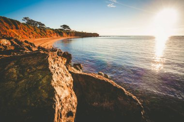 Sunset 'in deniz manzaralı evi uçurumun kenarında..