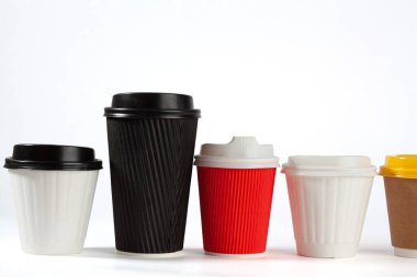 Fotokopi arkaplanı beyaz olan kahve fincanları.