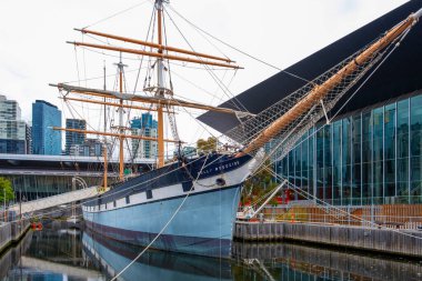 Melbourne, Avustralya - 14 Aralık 2019: Polly Woodside üç direkli vinç yelkenli gemisi South Wharf 'a yanaştı