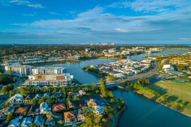 Gold Coast, Queensland, Avustralya 'daki Varsity Lakes banliyösünün lüks gayrimenkullerinin havadan görünüşü