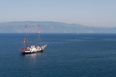 Yunanistan 'ın Hydra adası yakınlarında beyaz yelkenli..