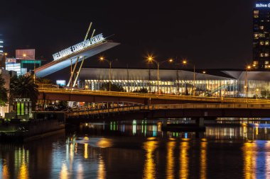 Melbourne CBD - APR 16 2016: Melbourne Sergi Merkezi 'nin Nightscape kapanışı