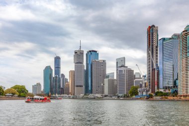 BRISBANE, Avustralya - 9 Ocak 2019: Brisbane nehri üzerinde feribot ve arka planda gökdelenler