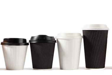 Tek kullanımlık dört kahve fincanı üst üste yükselerek beyaz zemin üzerinde siyah ve beyaz olarak fotokopi alanı ile sıralanmış.