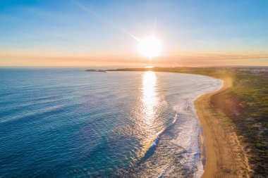 Kıyı şeridinde gün batımı - hava manzarası