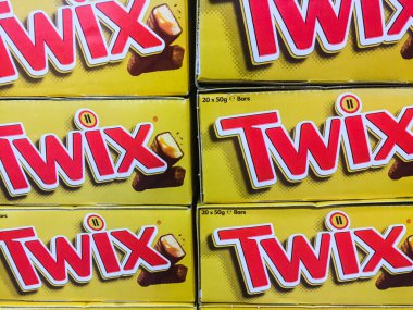 Melbourne, Avustralya - 16 Haziran 2018: Çikolatalı çikolata yığınları yakın plan