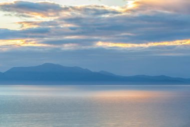 Sunset, Stewart Adası, Yeni Zelanda 'daki tepelerin siluetleri