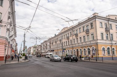 Gomel, Belarus - 20 Haziran 2019: Pracounaja Caddesi 'ndeki tarihi binalar arasında yürüyen ve araba kullanan insanlar