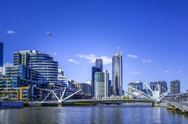 South Wharf, Melbourne CBD 'deki Yarra Nehri üzerindeki Denizciler Köprüsü..